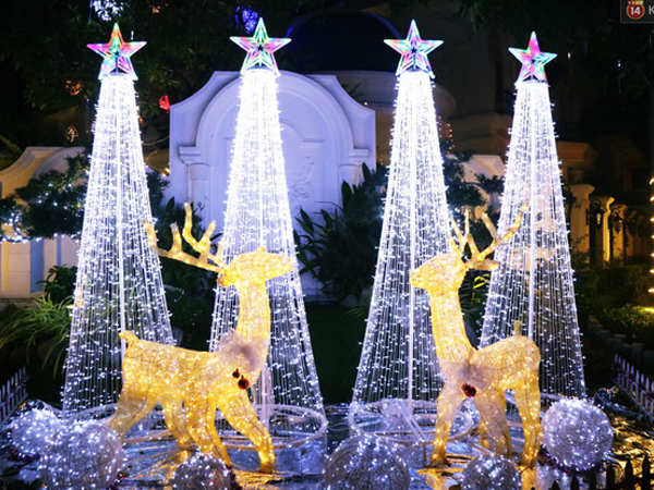 Những biệt thự triệu đô ở phố nhà giàu Sài Gòn được trang hoàng lộng lẫy như 'cung điện' để đón Noel