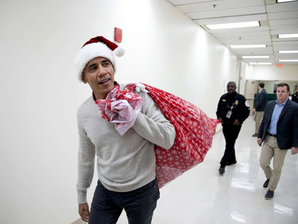 'Ông già Noel' Obama đội mũ đỏ, khệ nệ vác túi quà to