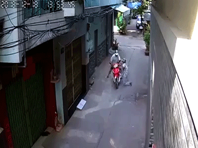 Tạm giữ hình sự thanh niên dùng ngón tay giả làm hung khí cướp xe của tài xế GrabBike tại Sài Gòn