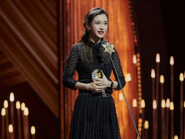 Vừa mới đăng ảnh ngầm phủ nhận tin đồn ly hôn, Angela Baby lại khiến fan lo lắng vì nhất quyết không đeo nhẫn cưới