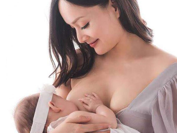 12 mỹ nhân 'vòng 1 ngoại cỡ' vén áo cho con bú đẹp đến nghẹt thở