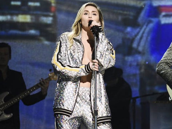Bộ trang phục hở hang của Miley Cyrus gây tranh cãi