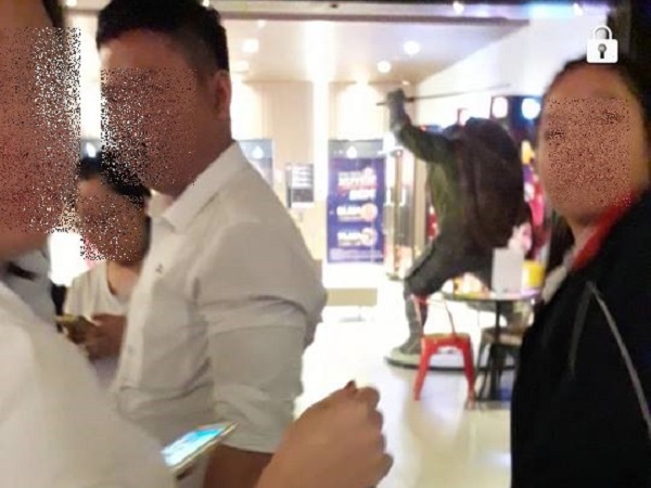Đã làm ồn trong rạp phim lại còn định ra tay hành hung người khác, nhóm nhân viên văn phòng bị cộng đồng mạng truy tìm ráo riết