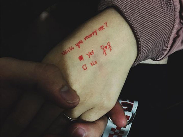 Lời cầu hôn giản dị nhưng vẫn thừa sức 'hạ gục' bạn gái khiến dân mạng bái phục