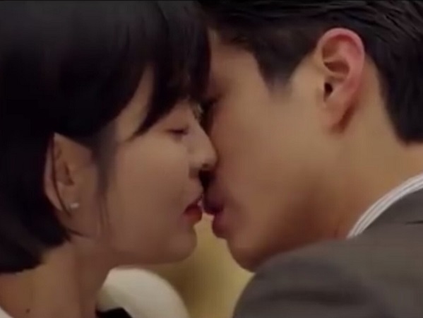 Nụ hôn nồng cháy của Song Hye Kyo và Park Bo Gum khiến rating 'Encounter' tăng mạnh