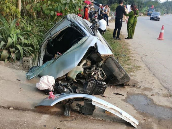 Ô tô tránh xe đi ngược chiều, lao xuống cống, 4 người bị thương