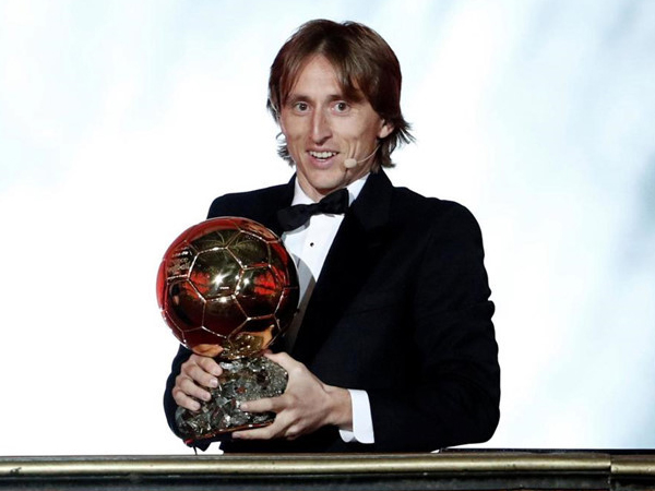 Ronaldo lại thua Modric ở hạng mục cầu thủ hay nhất năm