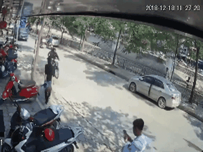 CLIP: Gây họa cho người đi xe máy, tài xế ô tô sau đó còn có hành động gây bức xúc hơn