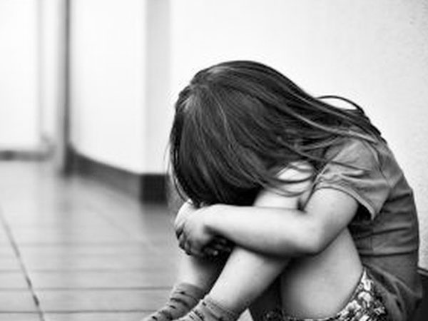 Bé gái 14 tháng tuổi bị xâm hại tình dục và sự im lặng đáng sợ của bà nội