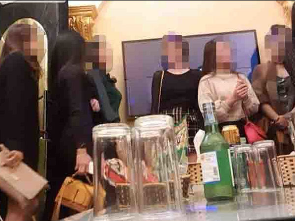 'Chân dài' ẩn mình, dàn karaoke mờ ám trong nhà hàng ở làng biệt thự