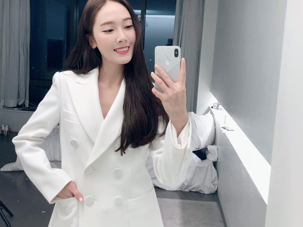 Chỉ là blazer trắng mà có cả chục cách mix khác biệt, Jessica Jung quả xứng danh 'cao thủ mặc đẹp'