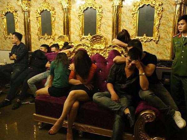 Cô giáo bị bắt quả tang 'chơi' ma túy tập thể ở quán karaoke 'là người hiền lành, giáo viên giỏi'