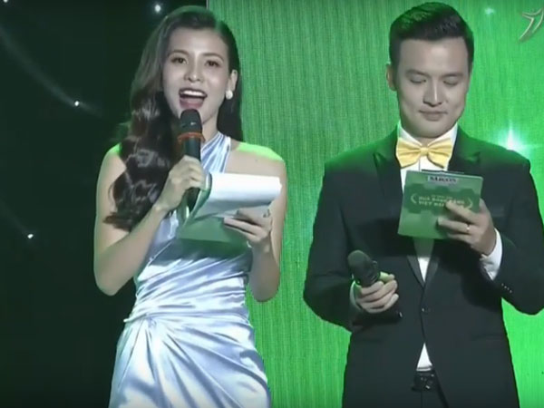 Dân mạng khủng bố 'tường nhà' nữ MC kém duyên dẫn Quả bóng vàng 2018, hóa ra là bạn gái cũ của Mr. Cần Trô