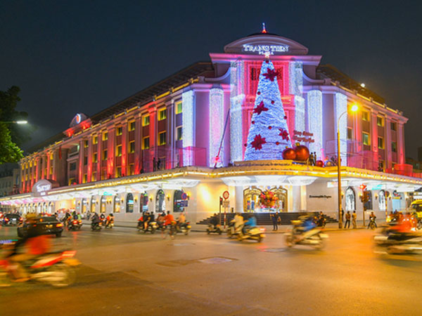 Không khí Giáng sinh trên khắp đường phố ở Hà Nội