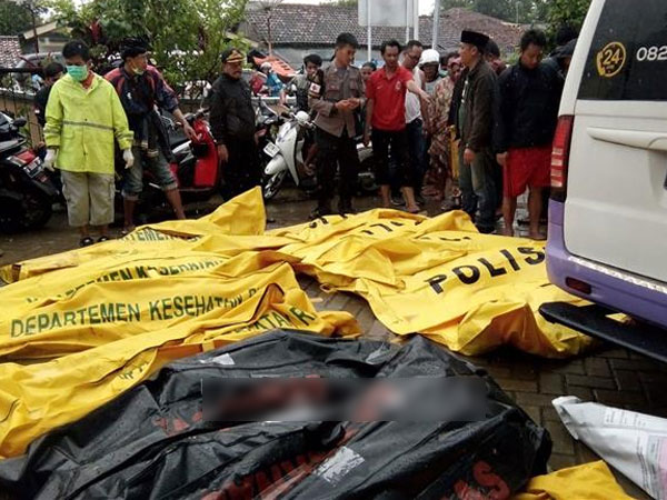 Thương vong do sóng thần ở Indonesia tiếp tục tăng lên trên 1.000 người