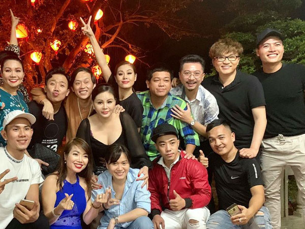 Trấn Thành, Lê Giang, Nam Thư cùng dàn nghệ sĩ quây quần bên nhau mừng sinh nhật Hoài Linh