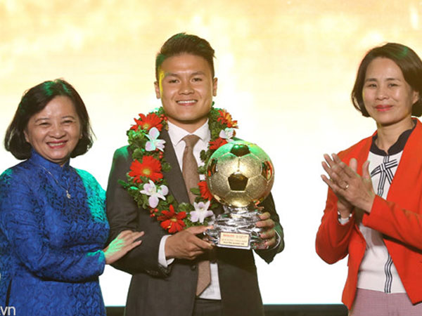 Video: Quang Hải nhận Quả Bóng Vàng Việt Nam 2018