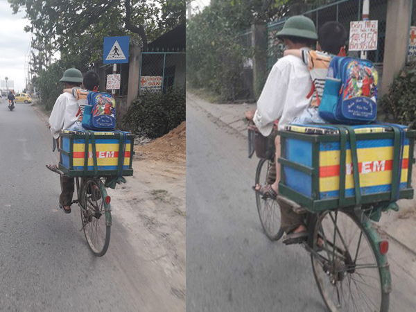 Bố đèo con nhỏ trên xe đạp, chữ viết phía sau thùng hàng khiến nhiều người nghẹn ngào