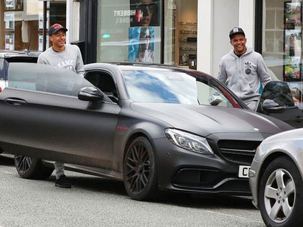 Bộ sưu tập toàn xe sang màu đen mờ của Jesse Lingard