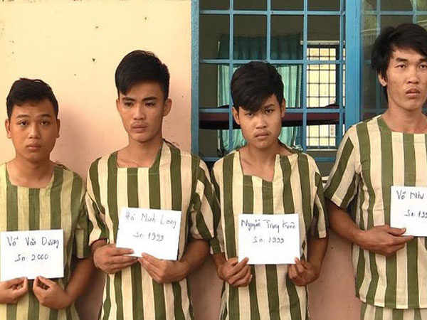 Chồng rủ bạn 'tra tấn' vợ vì đăng ảnh chụp với người khác
