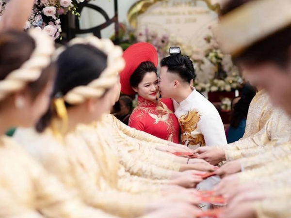 HOT: Nữ nhà văn đình đám Huyền Trang Bất Hối lên xe hoa với người yêu cũ
