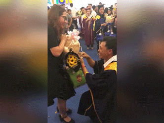 Màn cầu hôn ngay tại lễ tốt nghiệp khiến hội FA ghen tị 'nổ mắt' vì quá ngọt ngào