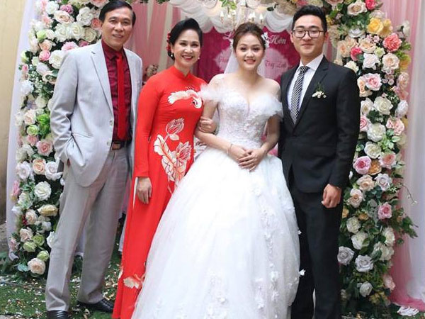 'Mẹ chồng khó tính' Lan Hương hạnh phúc cùng ông xã tổ chức đám cưới cho con trai