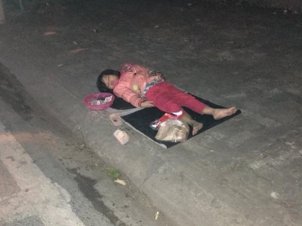 Mẹ của bé gái 5 tuổi ngủ vỉa hè trong đêm lạnh ở Nam Định lên tiếng