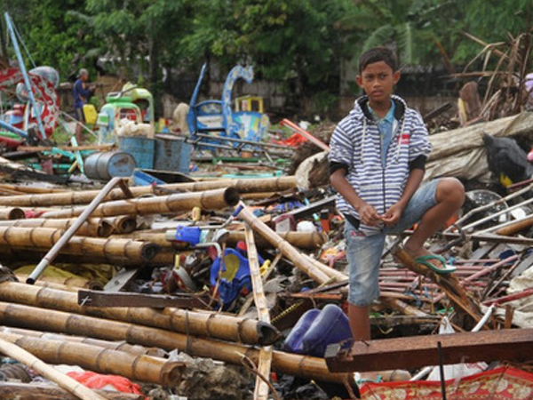 Số người chết vì sóng thần Indonesia tăng lên gần 400