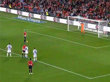 Tiền đạo Tây Ban Nha đá penalty tinh quái, khiến thủ môn bó tay