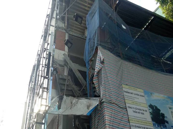 TP. HCM: Sập giàn giáo công trình xây dựng cơ sở phẫu thuật thẫm mỹ, 1 người chết và 2 người bị thương