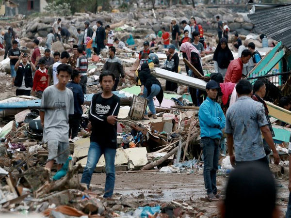 Video: Sức tàn phá của sóng thần tấn công bờ biển Indonesia