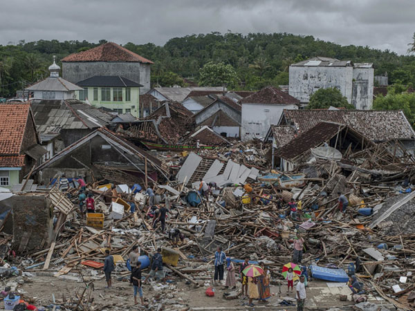 373 người chết vì sóng thần, Indonesia chạy đua cứu nạn