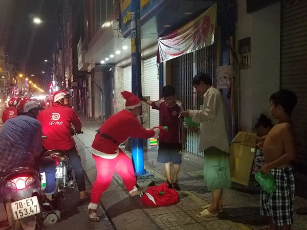 Ấm lòng đêm Giáng sinh của người vô gia cư Sài Gòn