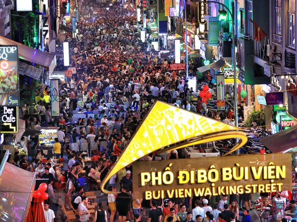 Biển người ở phố Tây Sài Gòn đêm Giáng sinh