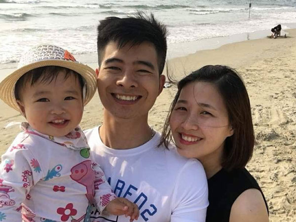 Chồng bế con 2,5 tháng sang hàng xóm ti trực để vợ đi làm tóc cùng lời nhắn khiến vợ trào nước mắt: 'Em đã vất vả vì gia đình mình nhiều quá!'