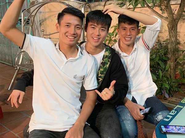 Không hổ danh là bộ ba tình cảm nhất đội tuyển Việt Nam, Duy Mạnh và Tiến Dũng hẹn hò đôi mà vẫn phải 'tag' tên Đình Trọng mới chịu