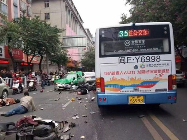 Kinh hoàng vụ cướp xe buýt, đâm vào đám đông ở TQ