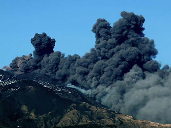 Núi lửa Etna phun trào khiến sân bay Ý tê liệt