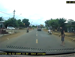 Video: Tặc lưỡi lao sang đường, cô gái ngã 'chổng vó' trước mũi ô tô