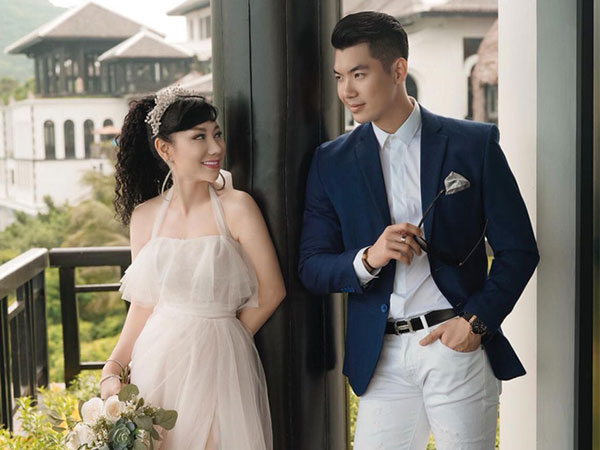 Bà xã hơn 15 tuổi của Trương Nam Thành lần đầu khoe ảnh cưới lãng mạn, tiết lộ kỷ vật bà nội chồng dành tặng