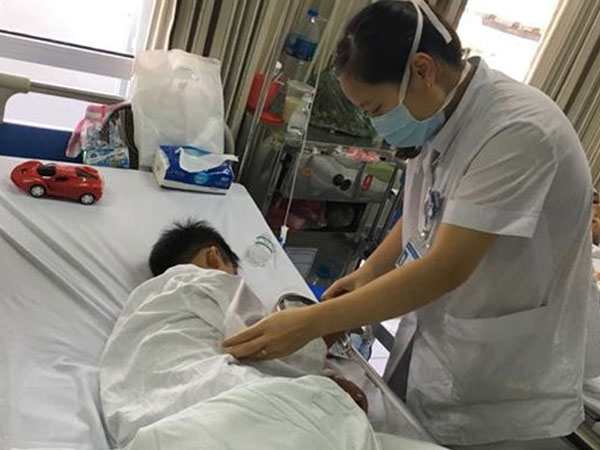 Bé trai 7 tuổi bị chó cắn biến dạng mặt