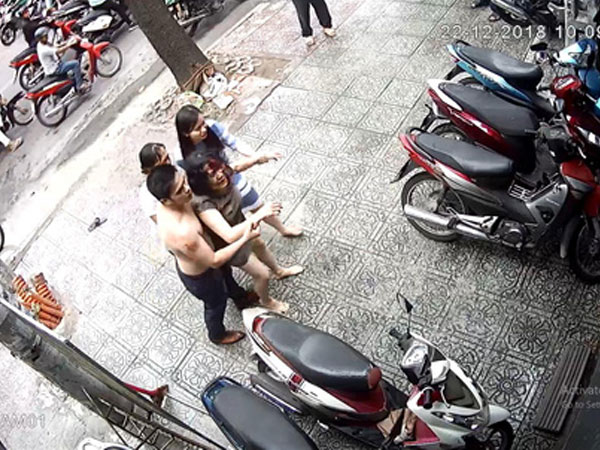 Bị hàng xóm tấn công kinh hoàng chỉ vì vũng nước đọng trước nhà!