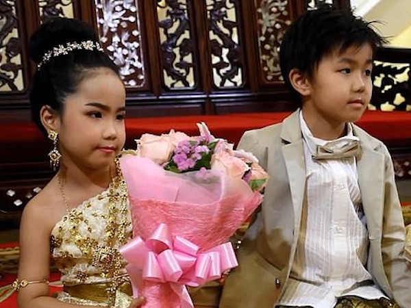 Cặp sinh đôi Thái Lan được tổ chức hôn lễ vì gia đình tin rằng 2 em là 'người tình kiếp trước'