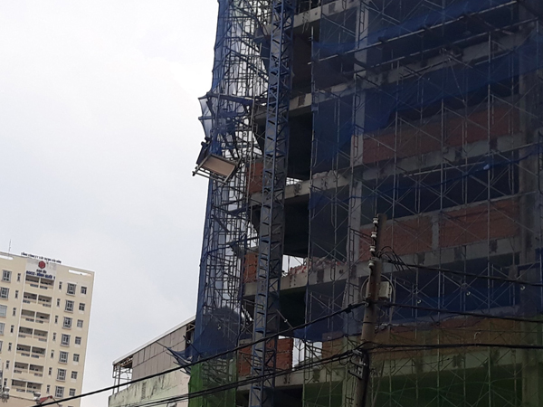 Đứt cáp tại công trình xây dựng ở Sài Gòn, 1 người bị rơi từ tầng cao xuống đất