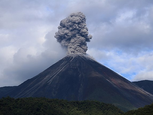 Ecuador: Núi lửa gần thủ đô Quito phun trào cột tro bụi cao hơn 500m