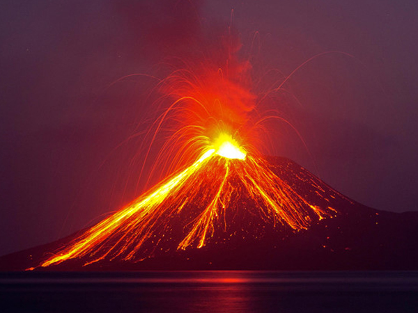 Indonesia sợ núi lửa Anak Krakatoa đổ sụp, gây thêm sóng thần