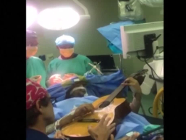 Video: Bệnh nhân gảy đàn trong khi được phẫu thuật não
