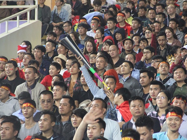 VIDEO: ‘Phát điên’ với ‘văn hóa cổ vũ’ bằng kèn Vuvuzela của CĐV Việt Nam