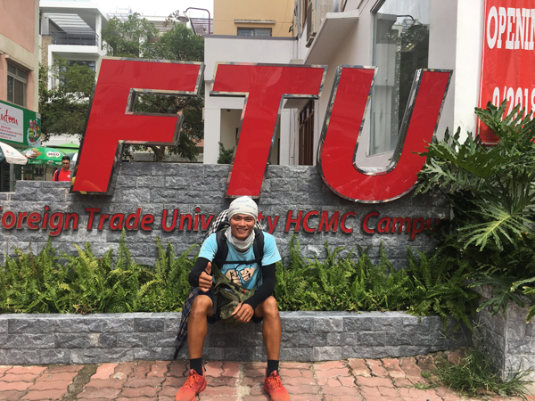Gặp chàng sinh viên ngoại thương đi bộ từ FTU Hà Nội đến FTU TP.HCM: 'Mình dùng hết 9 lọ dầu gió suốt hành trình 62 ngày'